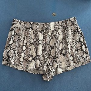 LIGHTWEIGHT EXPRESS ELASTIC WAIST SHORTS
